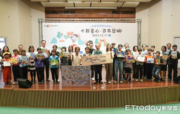 ▲12所國小師生齊聚一堂，學生在虹韻文創中心展演「話我家鄉故事繪本」，呈現創作成果與學習歷程。（記者林東良翻攝，下同）