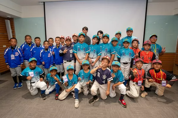 ▲ 球芽基金獎學金得獎生與陳文杰和Mingo合照、 職棒球星陳文杰與韓籍啦啦隊女神Mingo頒發得獎           。（圖／球芽基金提供）