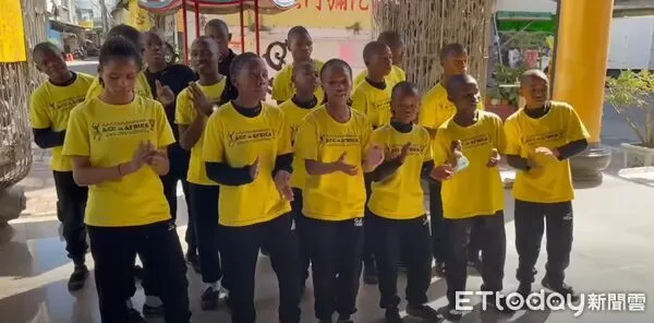 ▲ACC阿彌陀佛關懷會「2025行願非洲感恩之旅」小朋友17日上午前往安平觀音亭參訪，向觀音佛祖參拜祈福。（記者林東良翻攝，下同）