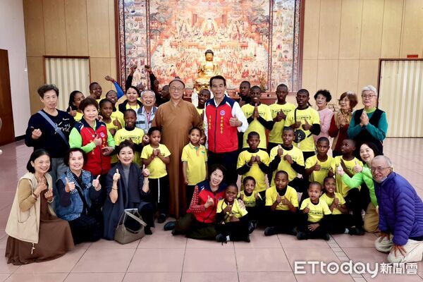 ▲ACC阿彌陀佛關懷會「2025行願非洲感恩之旅」小朋友17日上午前往安平觀音亭參訪，向觀音佛祖參拜祈福。（記者林東良翻攝，下同）