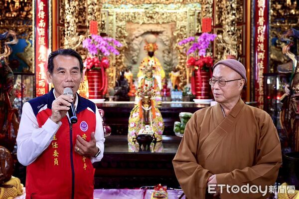 ▲ACC阿彌陀佛關懷會「2025行願非洲感恩之旅」小朋友17日上午前往安平觀音亭參訪，向觀音佛祖參拜祈福。（記者林東良翻攝，下同）