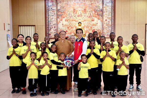 ▲ACC阿彌陀佛關懷會「2025行願非洲感恩之旅」小朋友17日上午前往安平觀音亭參訪，向觀音佛祖參拜祈福。（記者林東良翻攝，下同）