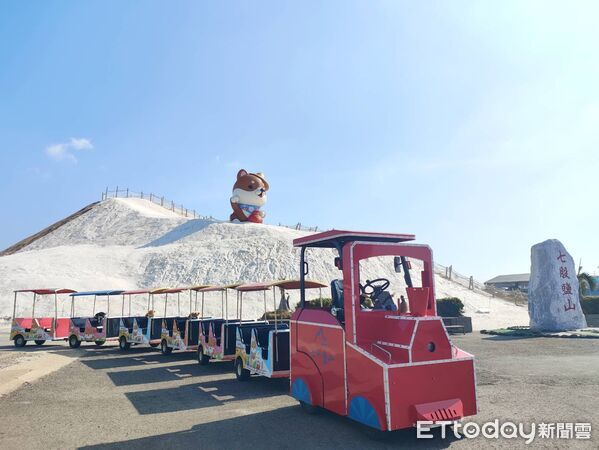 ▲高達6米的巨型柴犬裝置「鹹DOG DOG」17日正式亮相，成為七股鹽山最萌新地標，全新「寵物列車」啟航，邀請民眾帶著毛孩一同搭車遊園，體驗人寵共遊的友善旅遊。（記者林東良翻攝，下同）