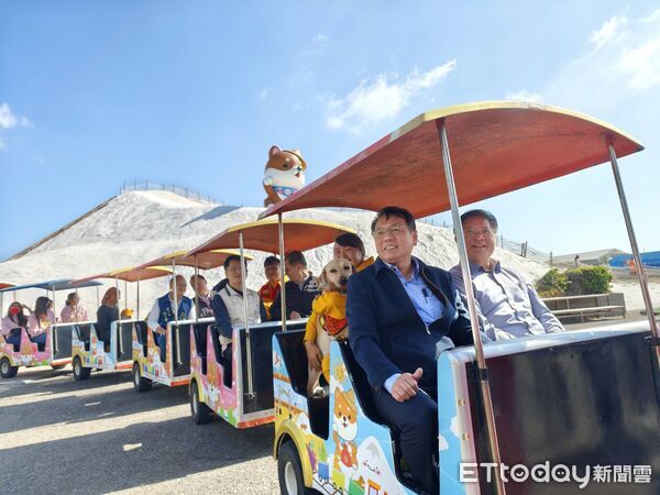 ▲高達6米的巨型柴犬裝置「鹹DOG DOG」17日正式亮相，成為七股鹽山最萌新地標，全新「寵物列車」啟航，邀請民眾帶著毛孩一同搭車遊園，體驗人寵共遊的友善旅遊。（記者林東良翻攝，下同）