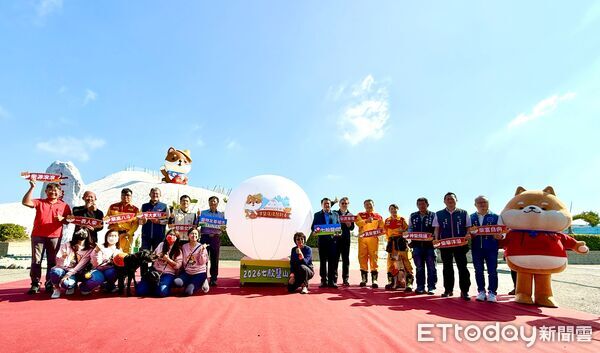 ▲高達6米的巨型柴犬裝置「鹹DOG DOG」17日正式亮相，成為七股鹽山最萌新地標，全新「寵物列車」啟航，邀請民眾帶著毛孩一同搭車遊園，體驗人寵共遊的友善旅遊。（記者林東良翻攝，下同）