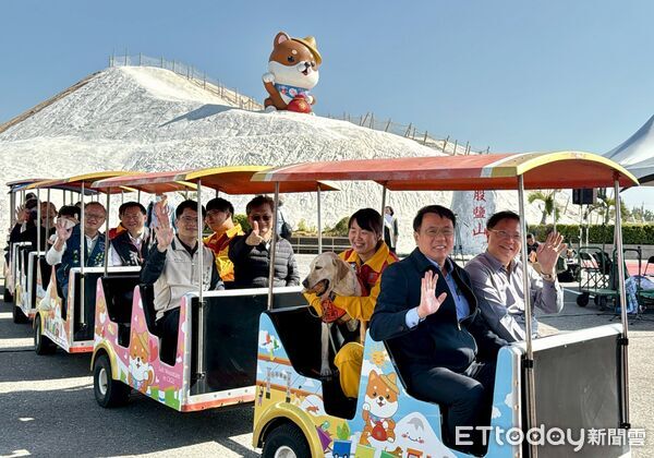 ▲高達6米的巨型柴犬裝置「鹹DOG DOG」17日正式亮相，成為七股鹽山最萌新地標，全新「寵物列車」啟航，邀請民眾帶著毛孩一同搭車遊園，體驗人寵共遊的友善旅遊。（記者林東良翻攝，下同）