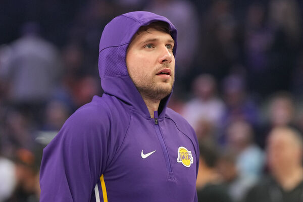 ▲唐西奇化身「聖誕金童」，大手筆買103台電動自行車送湖人全隊。（圖／達志影像／美聯社）