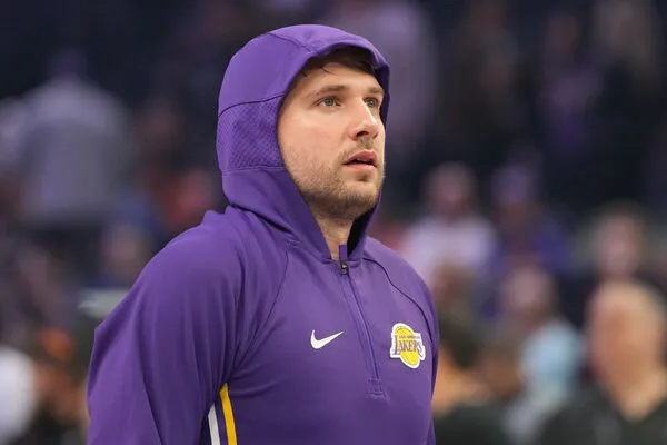 ▲唐西奇化身「聖誕金童」，大手筆買103台電動自行車送湖人全隊。（圖／達志影像／美聯社）