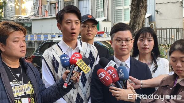 ▲國民黨新北板橋議員參選人鄧凱勛（穿背心者）。（資料照／記者黃哲民攝）