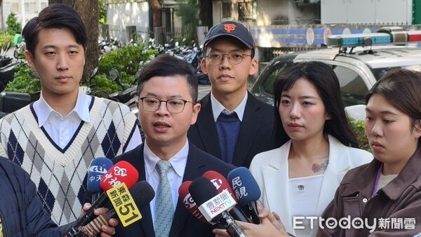 ▲▼國民黨桃園市議員凌濤、國民黨發言人鄧凱勛（背心）、副發言人康晉瑜（戴帽），被《零日攻擊》導演羅景壬自訴控告涉嫌加重誹謗，17首度到台北地院出庭。（圖／記者黃哲民攝）