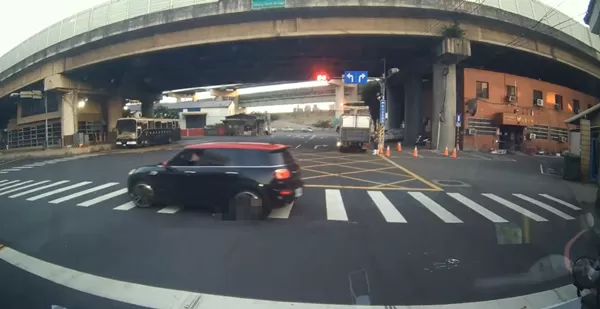 ▲▼新北轎車輾過狗狗。（圖／翻攝Threads）