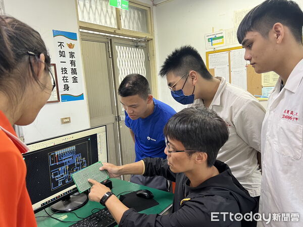 ▲▼花蓮高工電子科「儀表電子」乙級技能檢定共有19位學生參加檢定，術科通過率達到100%，大幅超越勞動部公布歷年全國平均通過率48%。（圖／花工提供，下同）