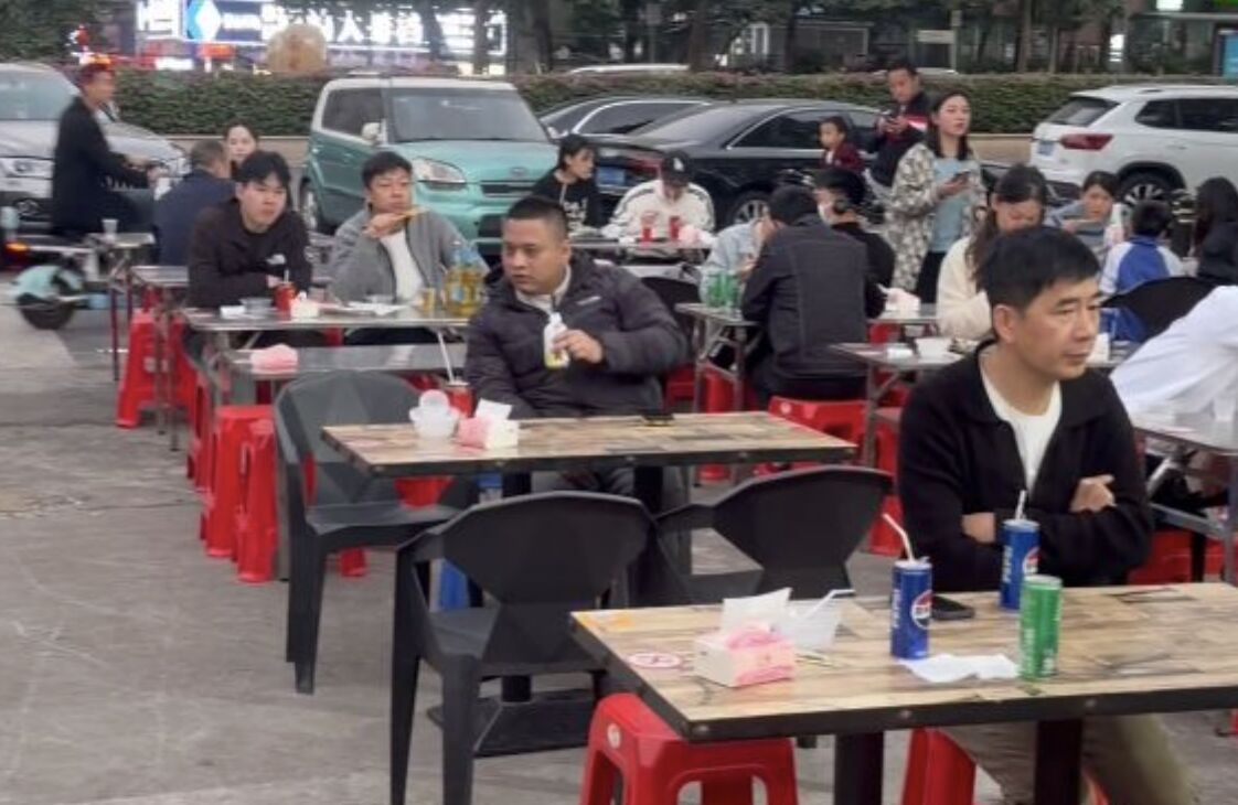 ▲深圳一名16歲的「烤雞少年」小陳在陸網爆紅。（圖／翻攝瀟湘晨報）