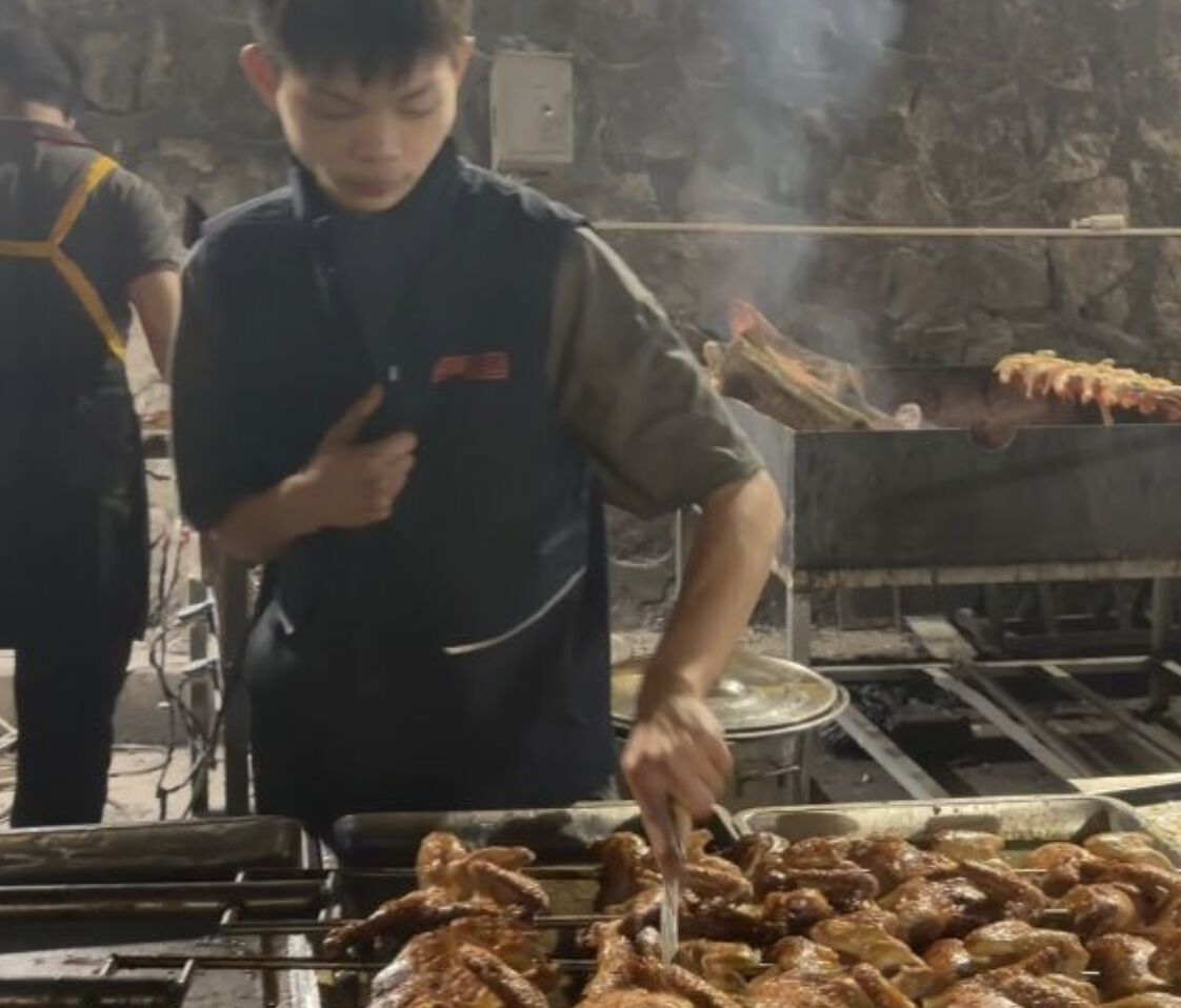 ▲深圳一名16歲的「烤雞少年」小陳在陸網爆紅。（圖／翻攝瀟湘晨報）