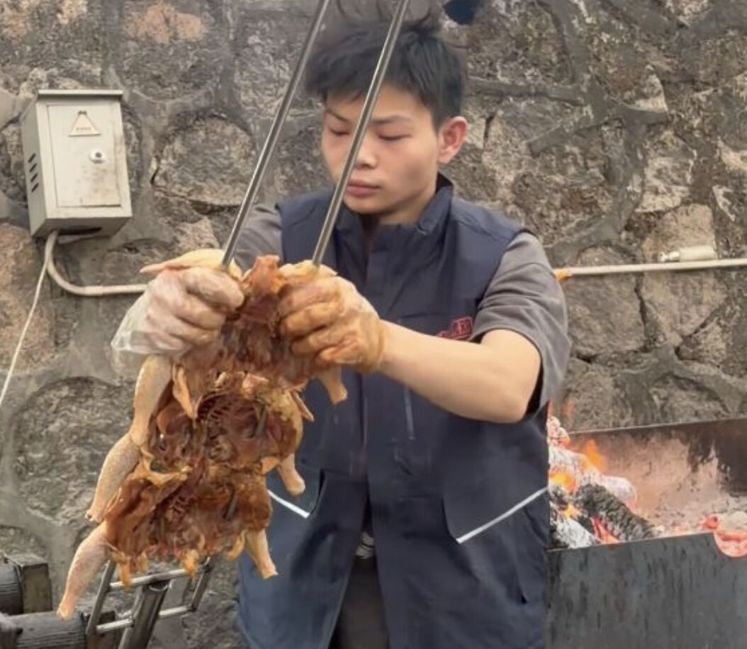 ▲深圳一名16歲的「烤雞少年」小陳在陸網爆紅。（圖／翻攝瀟湘晨報）