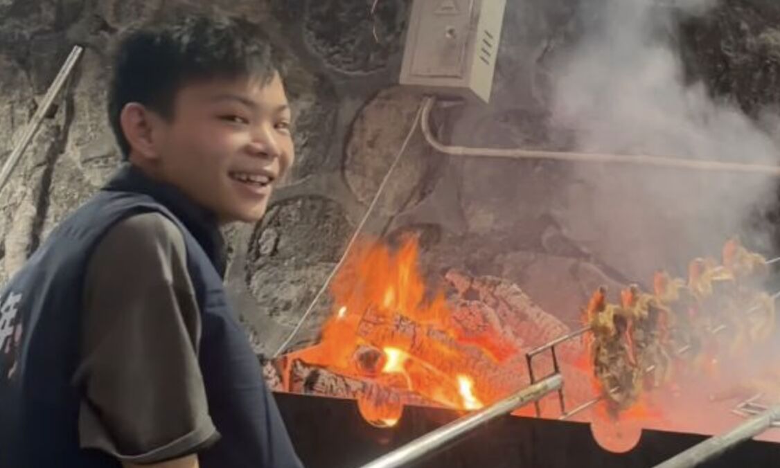 ▲深圳一名16歲的「烤雞少年」小陳在陸網爆紅。（圖／翻攝瀟湘晨報）