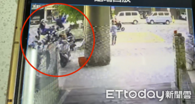 最新撞擊畫面曝！77歲婦路邊停車竟失控　衝對向釀母子1死1傷