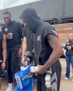 好功夫！單挑AI智慧機器人　獨行俠厄文一把推倒直接完勝