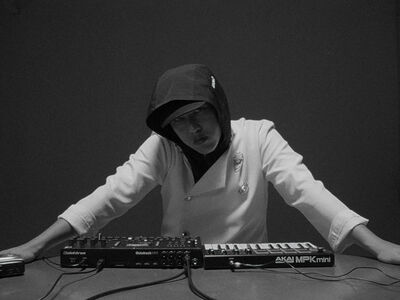 創舉！嘻哈新人「在錄音室搭出流動廚房」　唱一半直接煮飯給大家吃