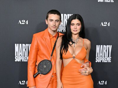 「甜茶」橘色造型上癮　情侶裝、母子裝高調搶鏡