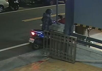 彰化逆孫要不到錢　狂K失智嬤害重摔！路人仗義指責並報警