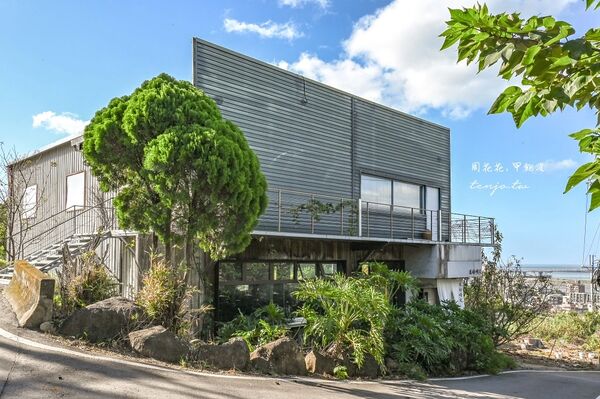 ▲▼隱身山腰間預約制咖啡廳，還可以看海。（圖／部落客周花花提供）