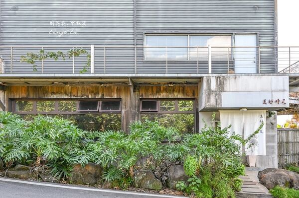 ▲▼隱身山腰間預約制咖啡廳，還可以看海。（圖／部落客周花花提供）