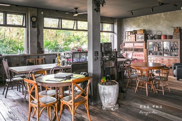 ▲▼隱身山腰間預約制咖啡廳，還可以看海。（圖／部落客周花花提供）