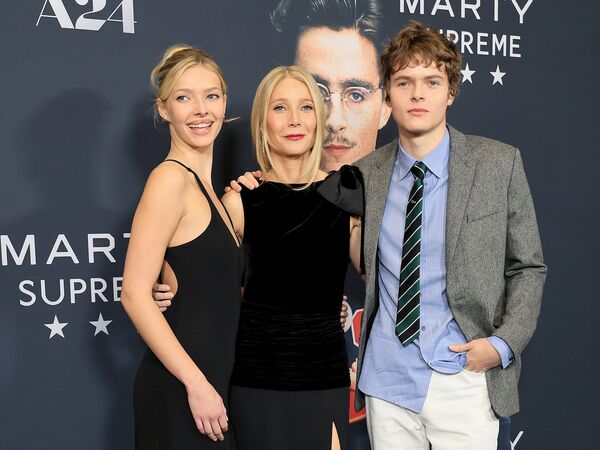 葛妮絲派特洛女兒挖出30年舊衣　低胸露背裝美出新高度