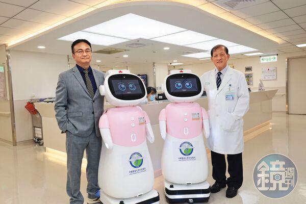 藉由中國醫藥大學暨醫療體系的資源，長聯科技迅速讓護理協作機器人愛 寶進入醫療場域「上工」。左為長聯科技董事長李友錚，右為中醫大附醫院長 周德陽。