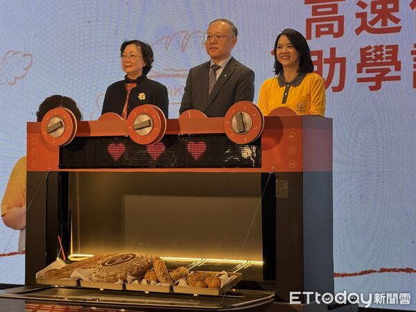 ▲▼高鐵董事長史哲與喜憨兒社會福利基金會董事長蕭淑珍，宣布啟動「高速傳愛 助學計畫」，藝人曾寶儀擔任公益大使。（圖／記者李姿慧攝）