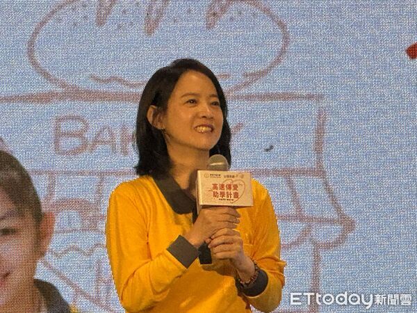 ▲▼高鐵董事長史哲與喜憨兒社會福利基金會董事長蕭淑珍，宣布啟動「高速傳愛 助學計畫」，藝人曾寶儀擔任公益大使。（圖／記者李姿慧攝）