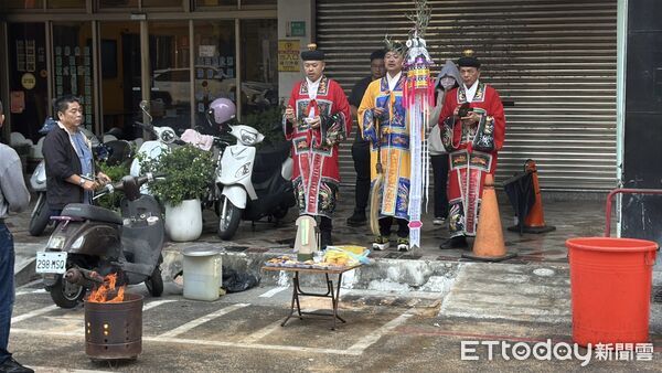 ▲陳女家屬今日前往事故現場舉辦招魂儀式，家屬數度掩面痛哭。（圖／記者林東良攝）