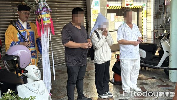 ▲陳女家屬今日前往事故現場舉辦招魂儀式，家屬數度掩面痛哭。(左2男友、右2妹妹、右1葬儀社張先生)（圖／記者林東良攝）