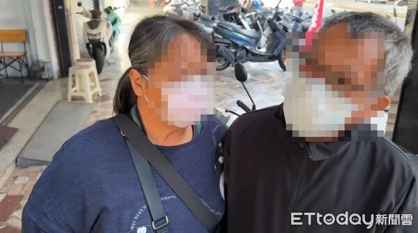 ▲陳女家屬今日前往事故現場舉辦招魂儀式，家屬數度掩面痛哭。(左1陳女媽媽、右1陳女爸爸)（圖／記者林東良攝）