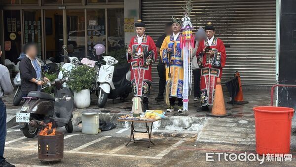 ▲▼台南安平鹽酥鴨老闆酒駕撞死23歲女清潔員，家屬重返現場招魂。（圖／記者林東良攝）