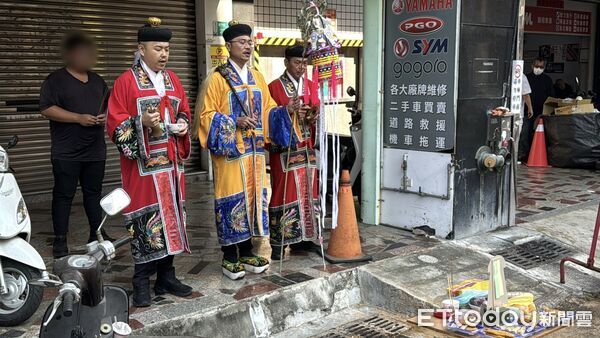 ▲▼台南安平鹽酥鴨老闆酒駕撞死23歲女清潔員，家屬重返現場招魂。（圖／記者林東良攝）