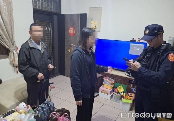 ▲警方獲知他曾是民防小隊隊員，一查資料確認後直接送返家。（圖／大園警分局提供）