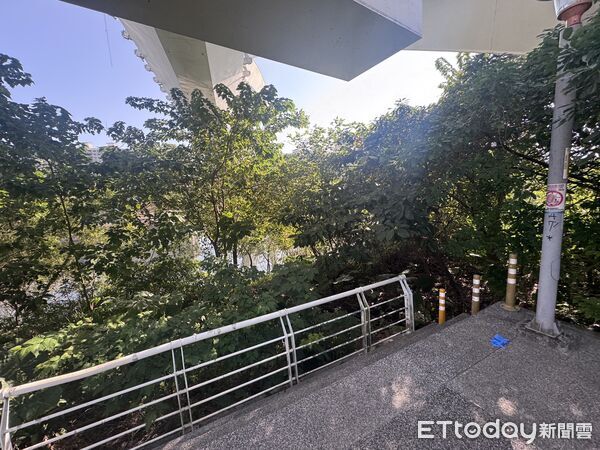 ▲卞男在陽光橋下與詹女喝酒，疑似失溫猝死。（圖／記者陸運陞翻攝）