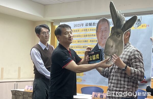 ▲▼全教總公布「2025年台灣十大教育新聞」，並將金驢獎頒給教育部長鄭英耀。（圖／記者許敏溶攝）
