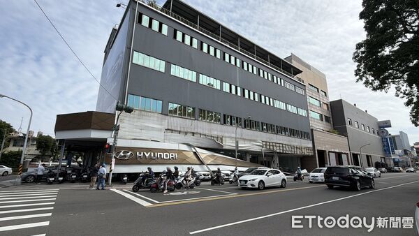 ▲▼高雄現代汽車超巨招牌「垂直砸落」　6車慘遭壓毀畫面曝。（圖／記者吳奕靖翻攝）