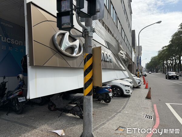 ▲▼高雄現代汽車超巨招牌「垂直砸落」　6車慘遭壓毀畫面曝。（圖／記者吳奕靖翻攝）