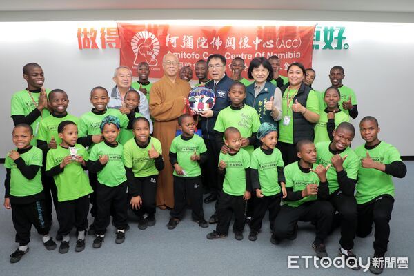 ▲台南市長黃偉哲在永華市政中心接見來自非洲賴索托王國的阿彌陀佛關懷中心院童。（記者林東良翻攝，下同）