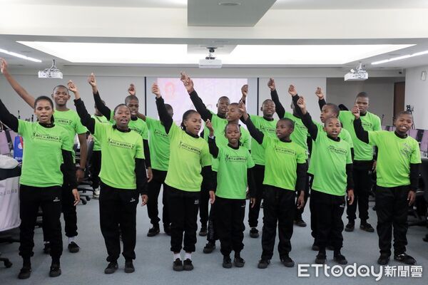 ▲台南市長黃偉哲在永華市政中心接見來自非洲賴索托王國的阿彌陀佛關懷中心院童。（記者林東良翻攝，下同）