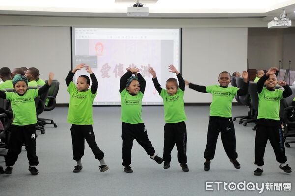 ▲台南市長黃偉哲在永華市政中心接見來自非洲賴索托王國的阿彌陀佛關懷中心院童。（記者林東良翻攝，下同）