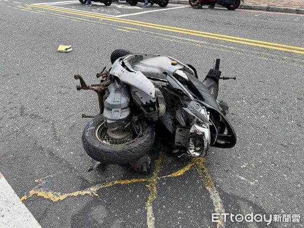 ▲▼             澎湖馬公市18日發生嚴重車禍，80歲女騎士身亡。（圖／記者陳洋翻攝，下同）