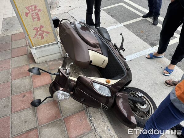 ▲▼             澎湖馬公市18日發生嚴重車禍，80歲女騎士身亡。（圖／記者陳洋翻攝，下同）