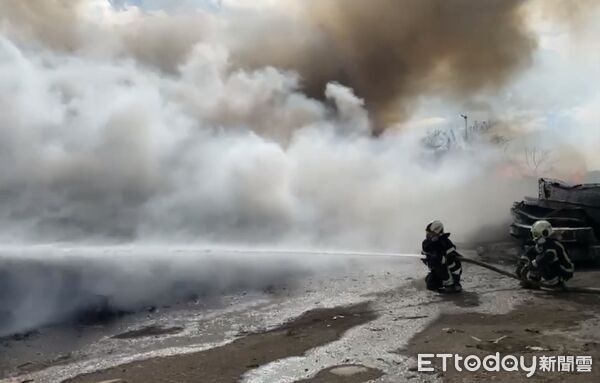 ▲▼桃園八德一處掩埋場大火。（圖／記者沈繼昌翻攝）