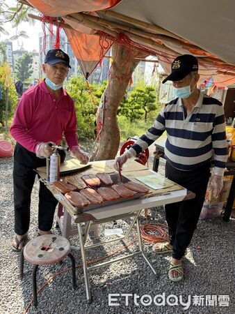 ▲溫府德修共和協會人員著手準備烏魚子。（圖／記者陳崑福攝）