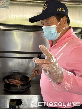 ▲溫府德修共和協會人員著手準備烏魚子。（圖／記者陳崑福攝）